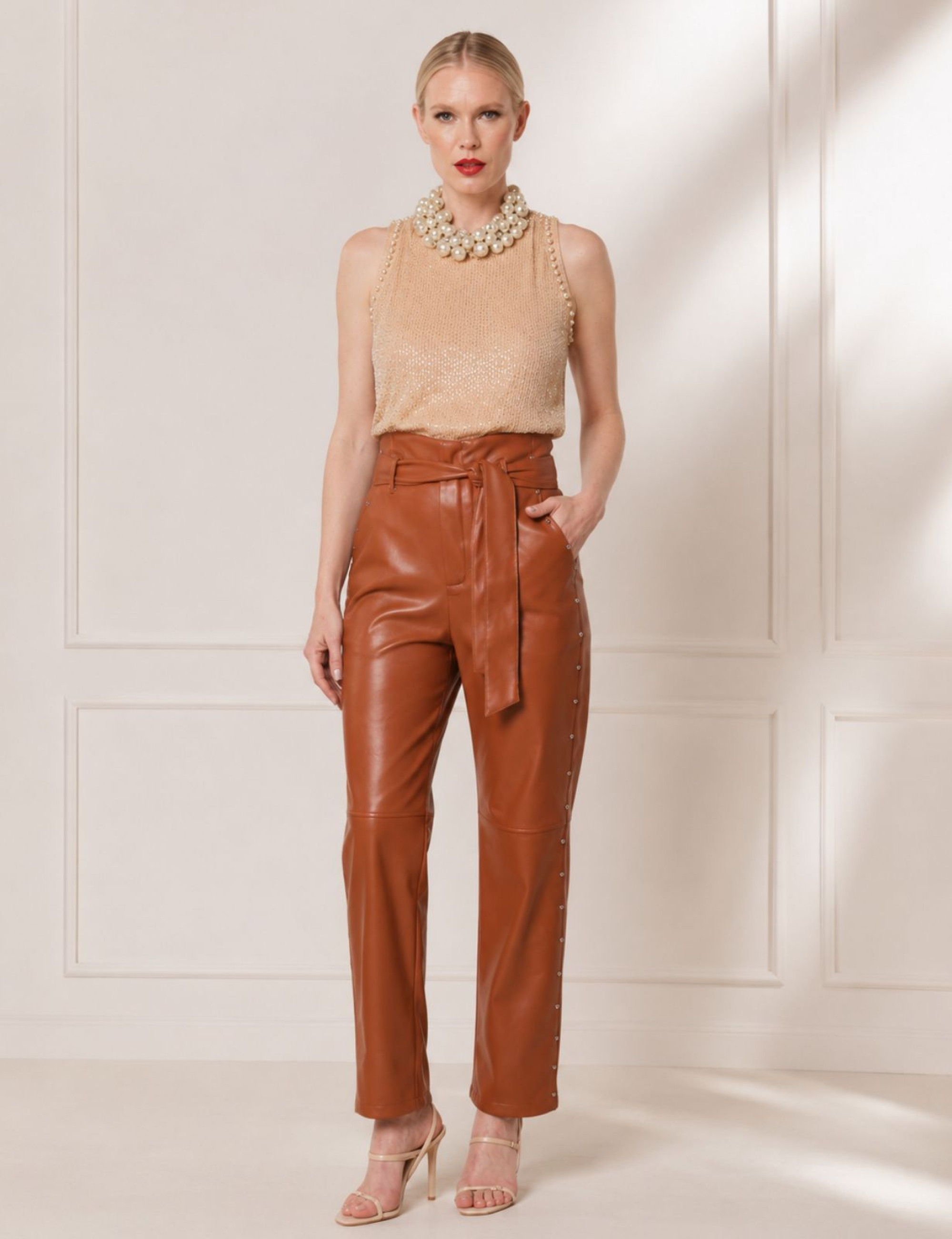 CALÇA CIGARRETE COM TACHINHAS ELISA CARAMELO
