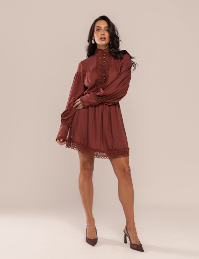 VESTIDO CURTO COM RENDA ELAH MARROM